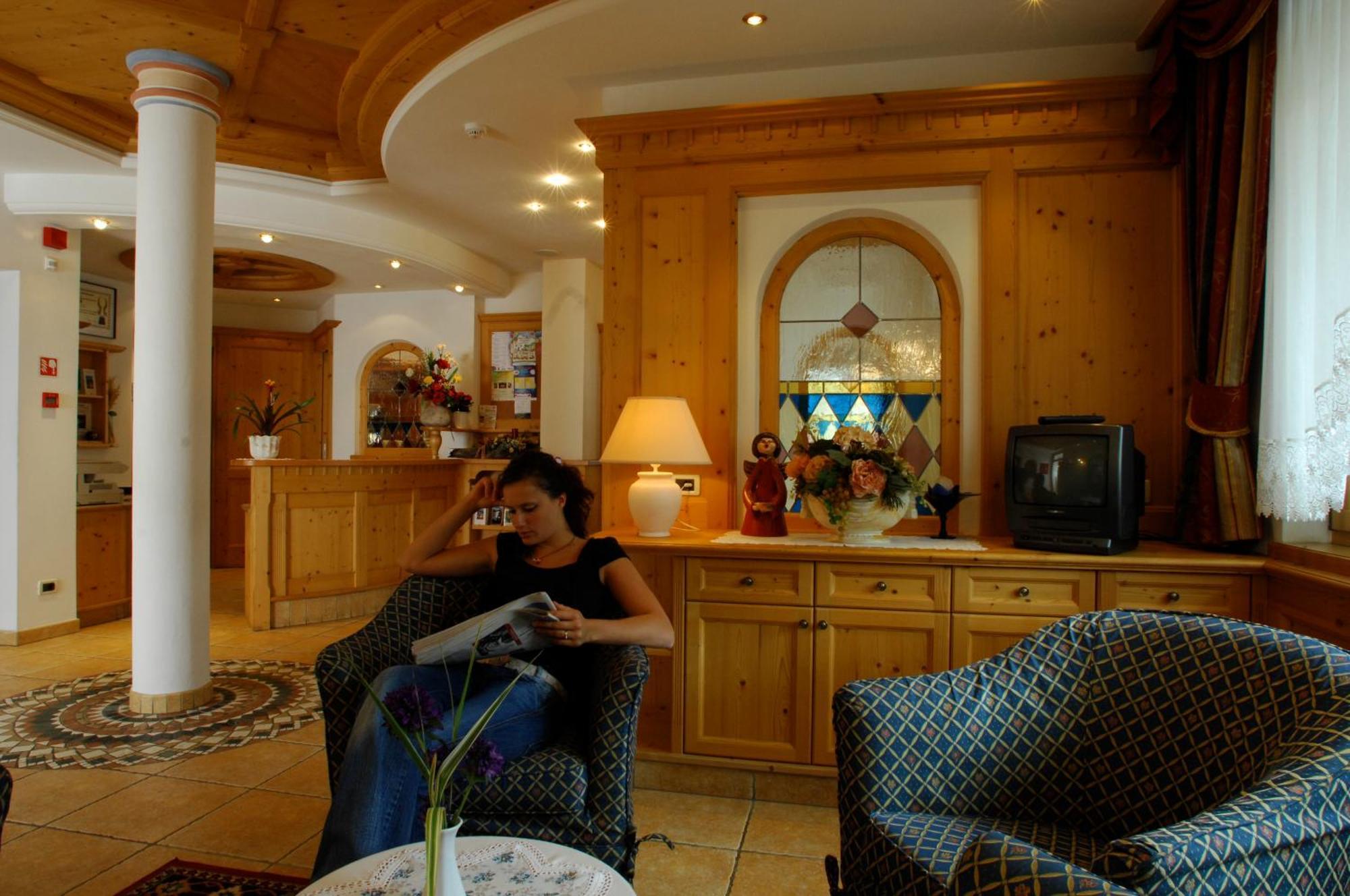 Hotel Falzares San Cassiano  Bagian luar foto